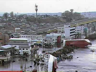 foto-kapal-terseret-gelombang-tsunami-di-jepang